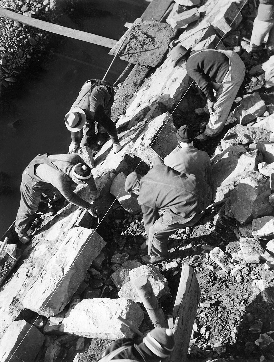 Beyond the Bonus Army: The CCC, WPA, and PWA and the Fight for American Livelihoods